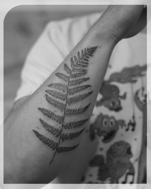 Another fern found it's way home... Thank you for choosing this flash design, Lorenzo... The placement suits you so well! Added some tiny spores to this one, as to make it match his current tattoo. Did you spot them? 🔎👀

>> Swipe for the original pictures >> 

Still have some similar dotwork designs left, dried fern leaves and botanical prints. Based on handpicked and/or handprinted natural elements. Discover all the available flash designs in the highlights! 

#ferntattoo #dotworktattoo #dotworktattooflash #naturetattoo #travel