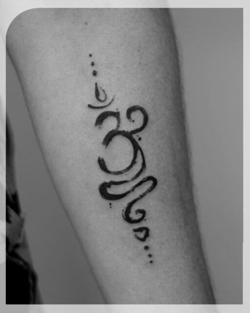 Een traditioneel symbool in een nieuwe stijl voor Wouter! Eentje waar al zoveel betekenis in zit, die wil je het liefst zoveel mogelijk intact laten. Voor de uitwerking van de lijnen kozen we voor brushstrokes, terwijl het silhouette duidelijk leesbaar blijft. 

Het resultaat is een persoonlijke tattoo, gebaseerd op een handgemaakte tekening met penseel en Oost-Indische inkt. Op de dag van de afspraak stemden we samen de juiste vertaling af. Bedankt voor het fijne proces en vertrouwen in het creatieve proces!

Ook een tattoo in deze stijl? Dan ga ik graag voor je aan de slag! Misschien wel een mooi element uit de natuur? Mail naar robin@studiogroundlines.nl of boek rechtstreeks via www.tattoolab.nl. 

>> Swipe voor de originele foto >>

Done @tattoolab.nl 

#brushstroketattoo #newtattoo #armtattoo #breathe #symboltattoo