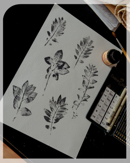 Nieuwe flash zijn onderweg! Onder andere deze botanische prints van verschillende bladeren en takken... Uitgewerkt met dotwork in grijstinten en gebaseerd op handgemaakte prints van echte bladeren! 

Zit er een leuke voor je tussen? Ze zijn beschikbaar tijdens de Bijen Flashdag bij TattooLab op zaterdag 16 mei. Kom je ook kijken tussen 10:00-17:00? Er hangen deze dag nog véél meer verschillende designs tussen, direct klaar om te zetten. 

#beetatoo #dotworktattoo #handmadetattoo #flowertattoo #dotworktattoo #savethebees