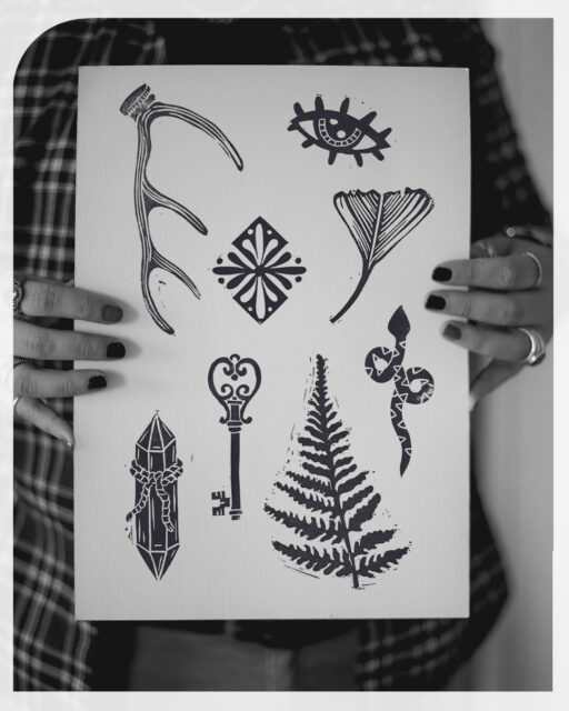 Op zondag 3 mei + zondag 14 juni staan er nog twee leuke workshops op de planning! 'Stempels maken + tattoo design'. Deze ontwerpen maakte ik eerder al als tattoo ontwerp en zijn nog beschikbaar. Wil je zelf aan de slag met een uniek ontwerp? Doe dan ook mee! 

Na een korte introductie gaat iedereen zelfstandig aan de slag met een eigen (tattoo) ontwerp. Tijdens de workshop kan iedereen individueel oefenen met deze techniek en de vele toepassingen. Je leert de basisvaardigheden en bekijkt verschillende materialen. Na afloop ga je naar huis met eigen stempel(s) en printjes.

Per persoon zijn alle materialen inbegrepen: soft lino, gutsjes, stempelkussens en papier. Optioneel is jouw unieke ontwerp in een persoonlijke sessie om te zetten naar een echte tattoo (vanaf 18 jaar).

Inhoud & info:
- Introductie en uitleg over de techniek
- Verschillende voorbeelden van toepassingen
- Hoe vertaal je een idee naar een ontwerp?
- Jouw eigen printjes op papier van hoge kwaliteit
- Op aanvraag: een consult voor jouw unieke lino tattoo
- Geschikt voor alle niveaus (vanaf 16 jaar)
- Persoonlijke aandacht (max. 4 personen)

Locatie: TattooLab, Amersfoort
Prijs: €75,- p.p. (inclusief materiaal/exclusief tattoo)

>> Meer data, info en tickets via de link in de bio of www.studiogroundlines.nl >>