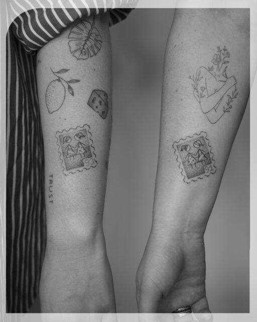 Een custom tattoo voor twee fijne vriendinnen. Bedankt voor het terugkomen en dat ik jullie mooie band mocht vertalen!  Het resultaat na een korte brainstorm is een zegeltje met elkaars geboortejaar en elkaars mini-portretje. Langs één rand is heel subtiel een kartelrandje verwerkt, zoals zegeltjes ook echt aan elkaar vast zitten. 💌

(Tattoos op links zijn uit eerdere sessies! Meer stickersleeves please 🌞)