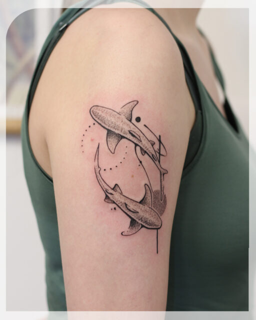 De leukste dingen ontstaan soms spontaan! Voor deze tattoo gingen we samen nog in gesprek over de plaatsing en details. De wensen waren: 2 verschillende haaien, abstract, geometrische elementen en dotwork. Leuk dat je terugkwam voor deze uitbreiding, bedankt voor het vertrouwen en het leuke proces.

Ook een tattoo in deze stijl? Een paar voorbeelden zijn voldoende om tot een compleet uniek resultaat te komen. Mail naar robin@studiogroundlines.nl of boek rechtstreeks via www.tattoolab.nl.

#dotworktattoo #sharktattoo #armtattoo #customtattoo