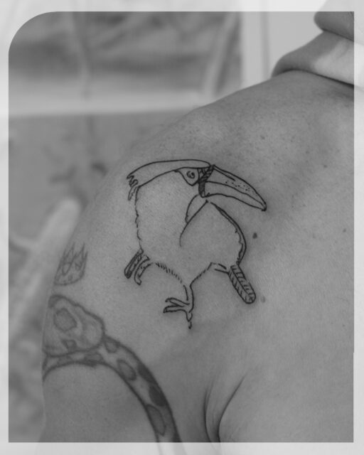 Regelmatig komen mensen met het idee van een handschrift of eigen ontwerp voor een tattoo. Kindertekeningen zijn hierin altijd favoriet: er zit al zoveel karakter en persoonlijkheid in. Een speelse plaatsing maakt het gevoel achter de tekening helemaal compleet. Ook kijkt de vogel gezellig vanaf de schouder mee de wereld in. 

Bedankt voor het langskomen! Heb je ook een idee mooie tekening of geschreven tekst thuis liggen voor een tattoo in deze stijl, maar twijfel je over de mogelijkheden of juiste vertaling? Dan denk ik graag met je mee! Mail jouw idee naar robin@studiogroundlines.nl of boek rechtstreeks via www.tattoolab.nl.

#birdtattoo #newtattoo #shouldertattoo #personaltattoo