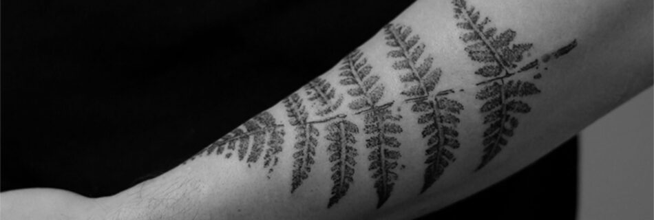 Realistische tattoo in dotwork stijl van een varen op de arm