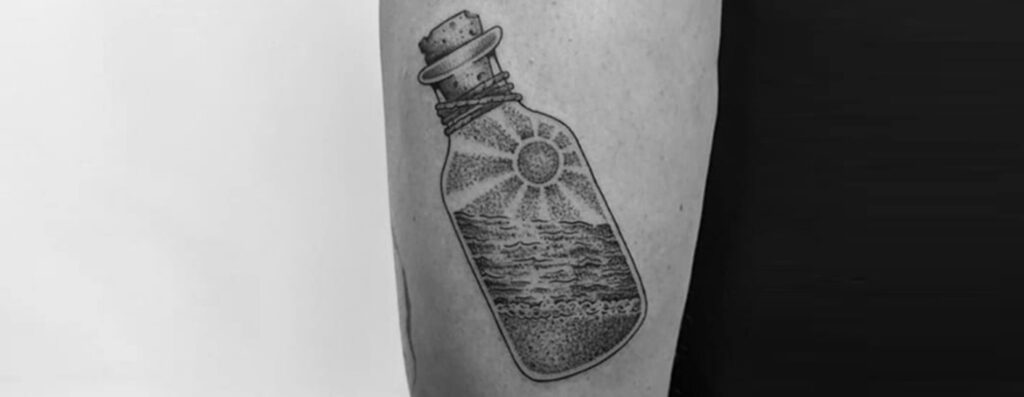 Illustratieve tattoo van het strand met de zee