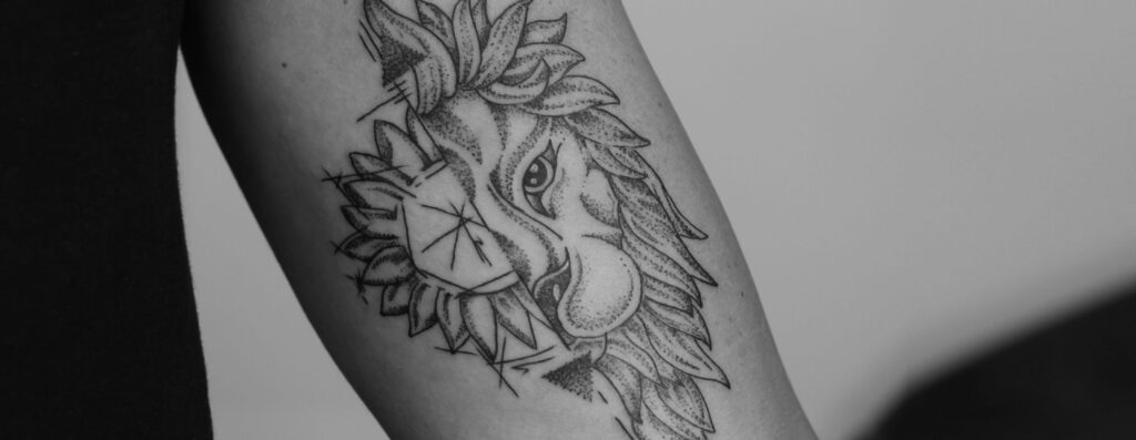 geometrische leeuw met bloemen