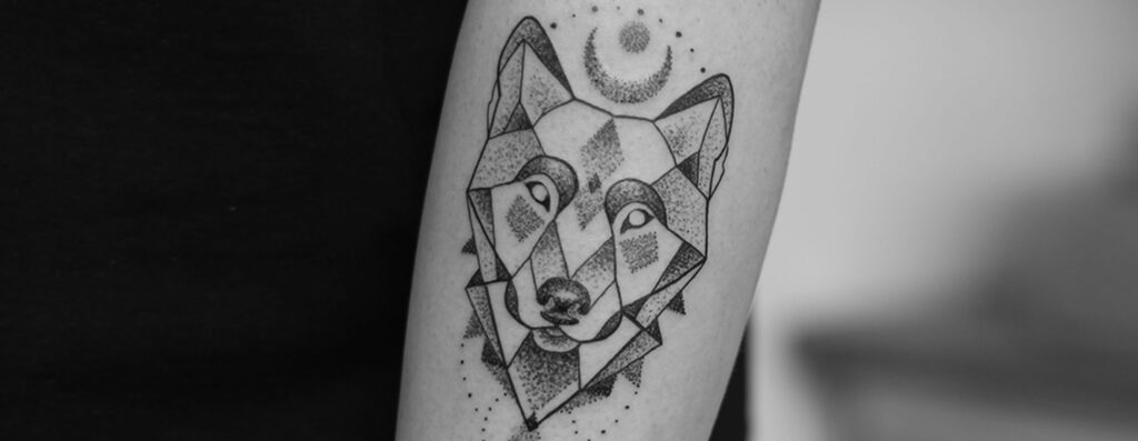 tattoo inspiratie geometrische wolf met maan