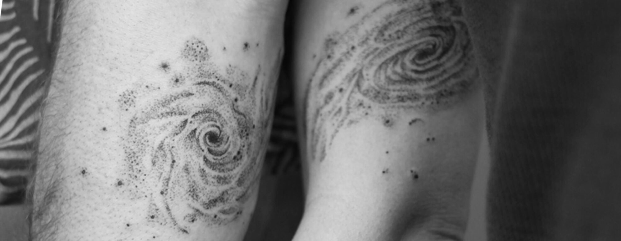 abstracte galaxy tattoo op de arm dotwork