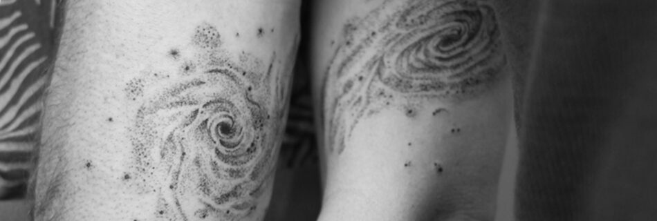 abstracte galaxy tattoo op de arm dotwork