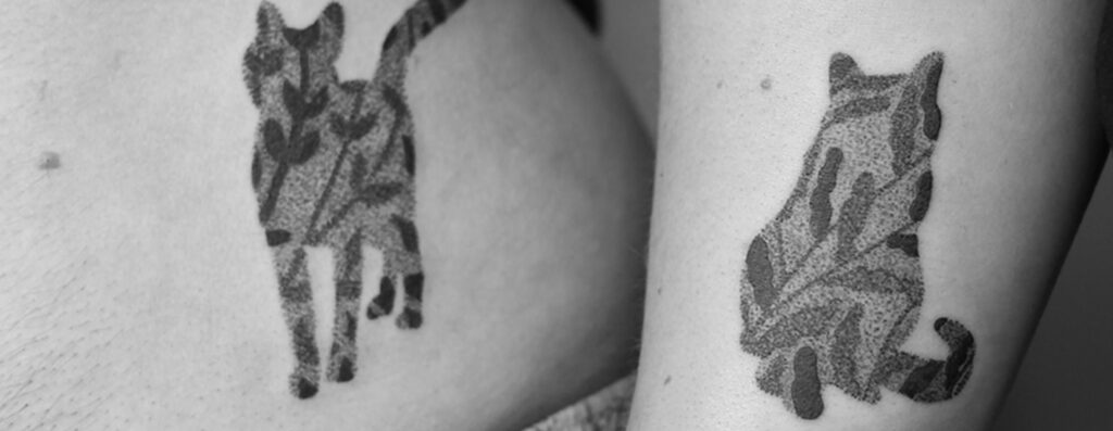 Katten en planten tattoo in dotwork
