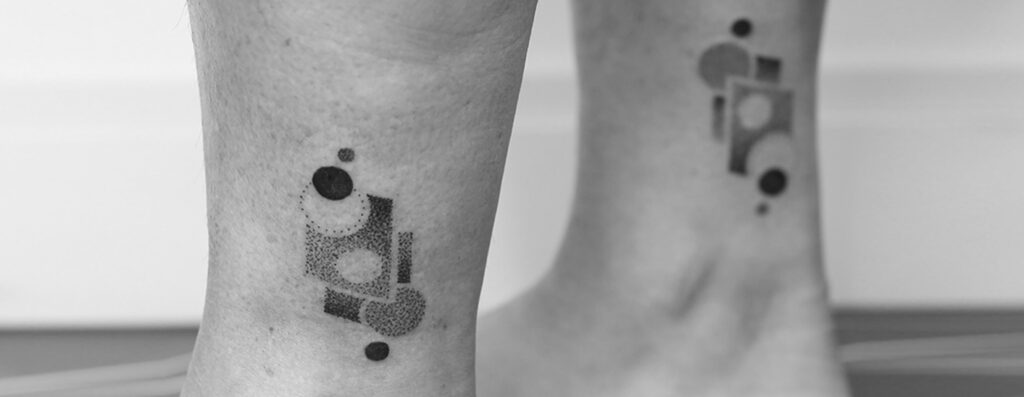 Abstracte tattoo als teken van vriendschap