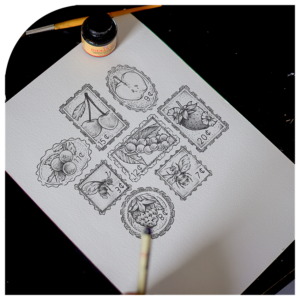 Illustratieve tattoo ontwerpen van verschillende bijenbloemen en vruchten