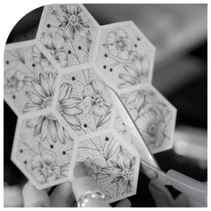 Illustratieve tattoo ontwerpen van bloemen in een geometrische dotwork vormen