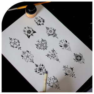 Abstracte dotwork tattoo ontwerpen gebaseerd op inheemse bloemen