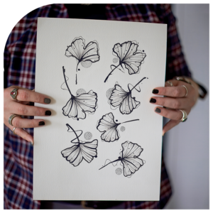 Abstracte tattoo ontwerpen van ginkgo bladeren met dotwork en brushstrokes