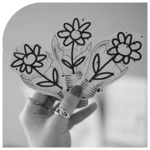 Illustratieve tattoo ontwerpen van lampen met abstracte bloemen