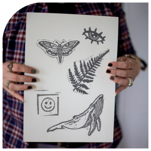 Abstracte dotwork tattoo ontwerpen gebaseerd op handgemaakte lino stempels