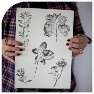 Botanische tattoo ontwerpen gebaseerd op handgemaakte prints van bladeren