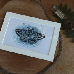 Handgemaakte lino print met mot en blauwe glitter swirl