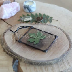 Handgemaakte accessoire van tiffany met klein gedroogd blad