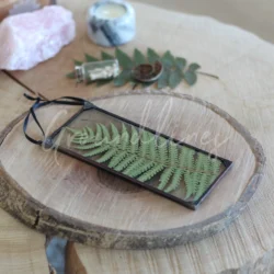 Handgemaakte accessoire van tiffany met gedroogde varen